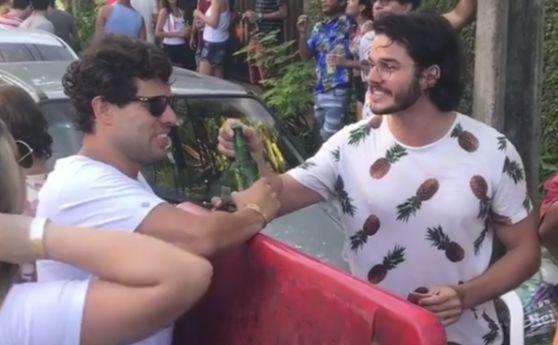 Túlio Gadêlha vende cerveja em bloco de Carnaval em Recife