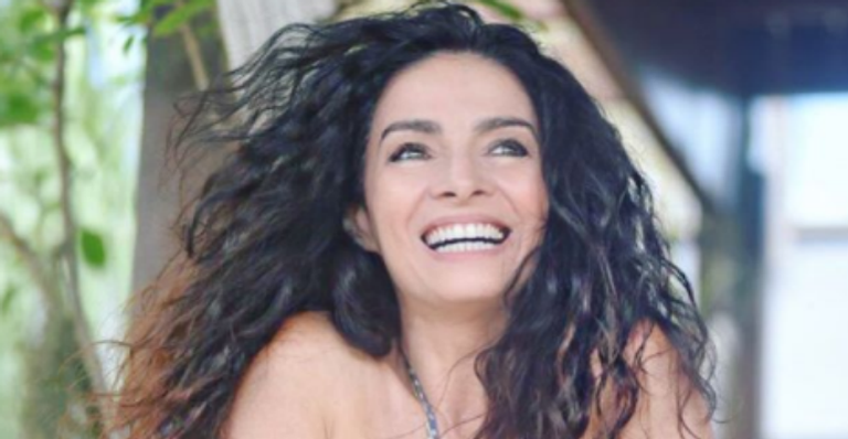 10 fotos que provam que Cláudia Ohana toma banho de formol!