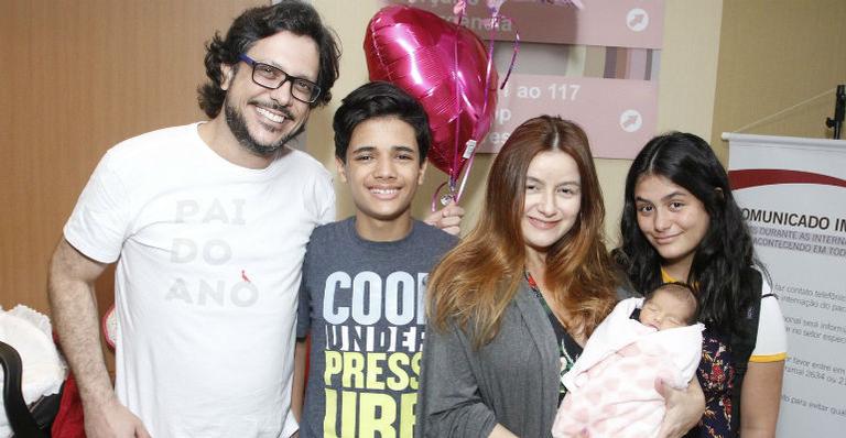 Lucio Mauro Filho e a esposa deixam a maternidade com a 3ª filha, Liz