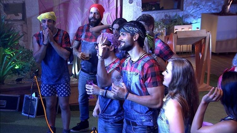 BBB 18: Naiara Azevedo dá bronca em Lucas durante Festa Femineja