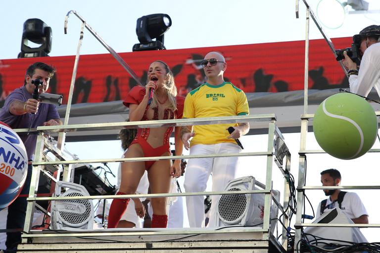 Depois de passar mal, Pitbull sobe ao trio com Claudia Leitte