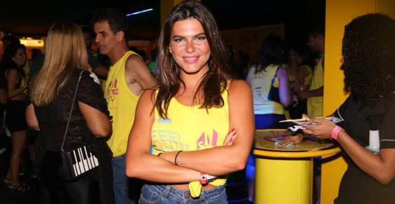 Solteira, Mariana Goldfarb curte trio elétrico na Bahia