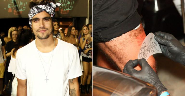 Caio Castro faz nova tatuagem durante o desfile das escolas de samba de São Paulo