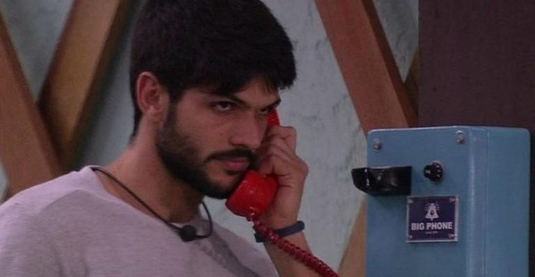 BBB18: Lucas atende Big Fone e coloca família Lima no paredão