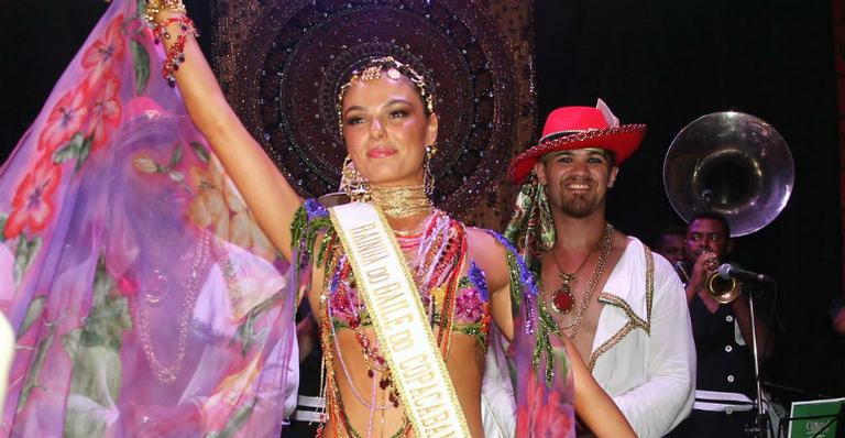Isis Valverde estreia como rainha do tradicional Baile do Copacabana Palace