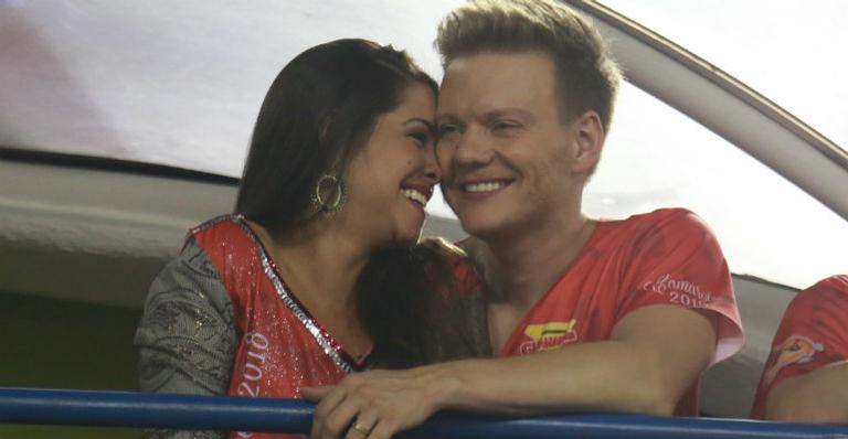 Michel Teló e Thais Fersoza trocam carinhos durante carnaval carioca