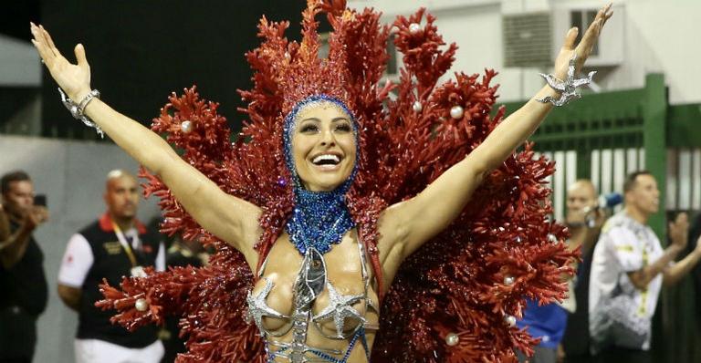 Com fantasia minúscula, Sabrina Sato brilha no Sambódromo do Anhembi