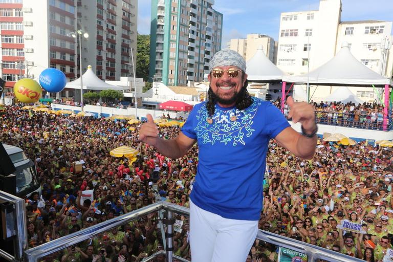 Bell Marques comemora 40 anos do Bloco Camaleão