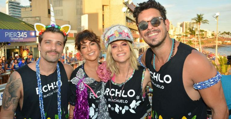 Bruno Gagliasso, Gio Ewbank, Fe Paes Leme e João Vicente se divertem no trio elétrico de Bell Marques