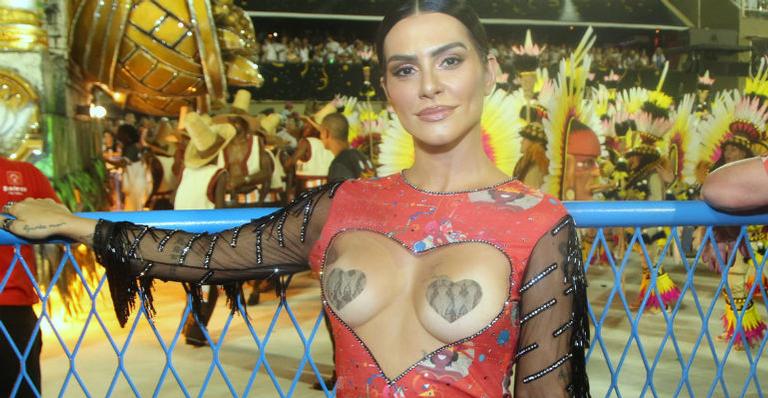 Cleo Pires usa look ousadíssimo no Carnaval do Rio de Janeiro