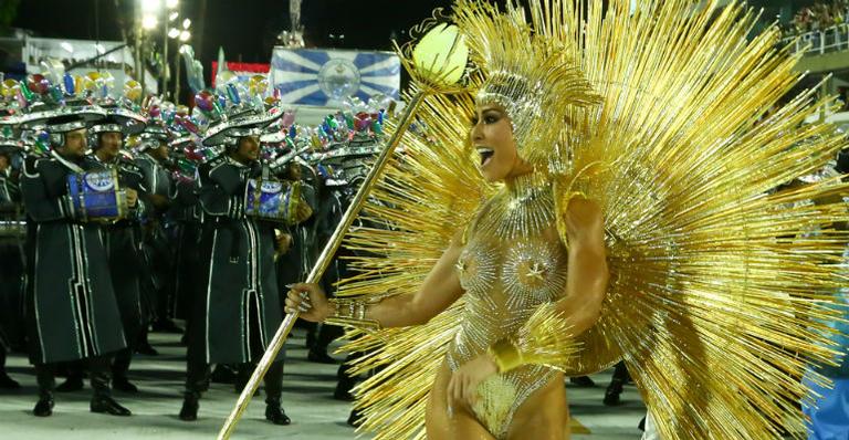 De cajado na mão e fantasia poderosa, Sabrina Sato lidera a bateria da Vila Isabel