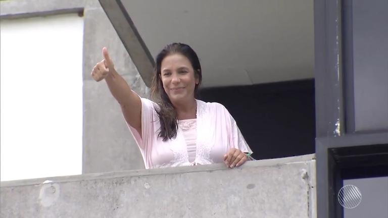 Ivete Sangalo aparece na varanda do hospital e fala sobre as gêmeas Marina e Helena