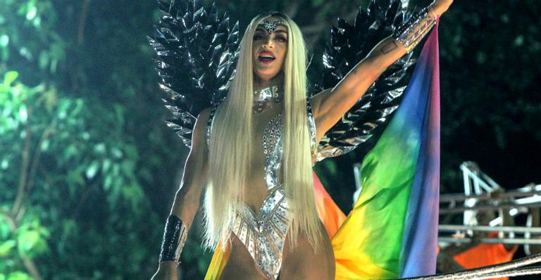 Destaque do carro alegórico, Pabllo Vittar brilha no desfile da Beija-Flor