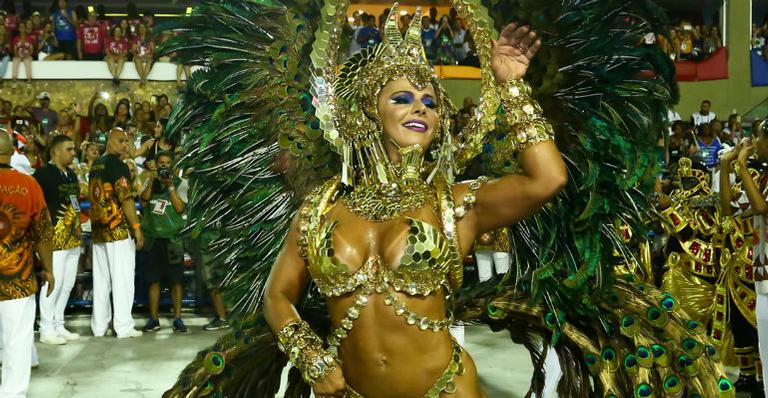 Viviane Araújo desfila como rainha egípcia na Sapucaí