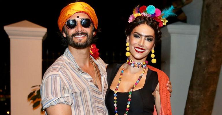 Rodrigo Santoro e Mel Fronckowiak fazem rara aparição em festa a fantasia