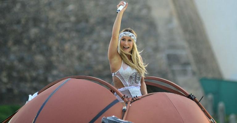 Claudia Leitte inova e canta dentro de bola de basquete