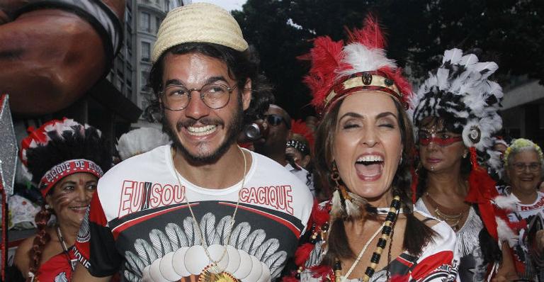 Após cobrir desfiles, Fátima Bernardes cai na folia ao lado do namorado