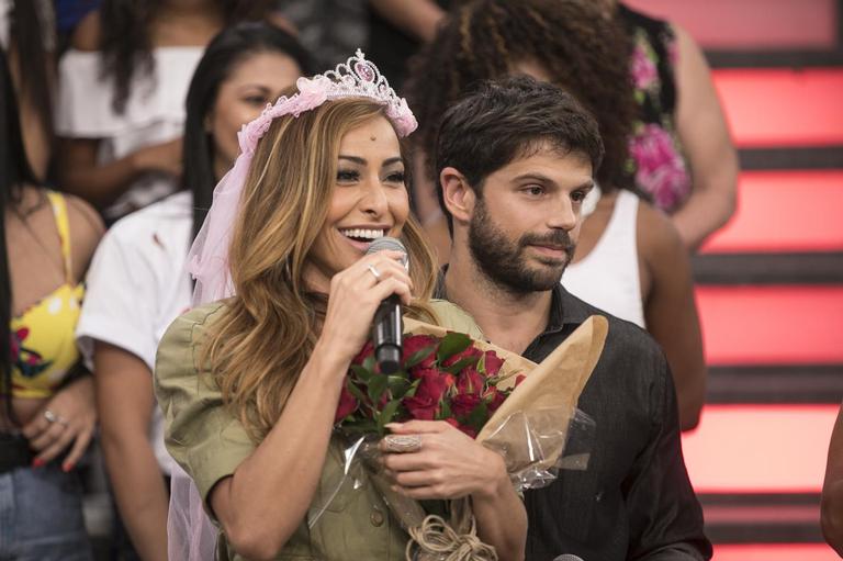 Sabrina Sato ganha homenagem surpresa do noivo, Duda Nagle, durante seu programa