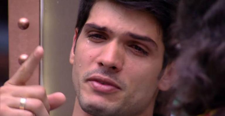 Fora do BBB18, Lucas fala sobre carinho debaixo do edredom: “Foi uma carência”