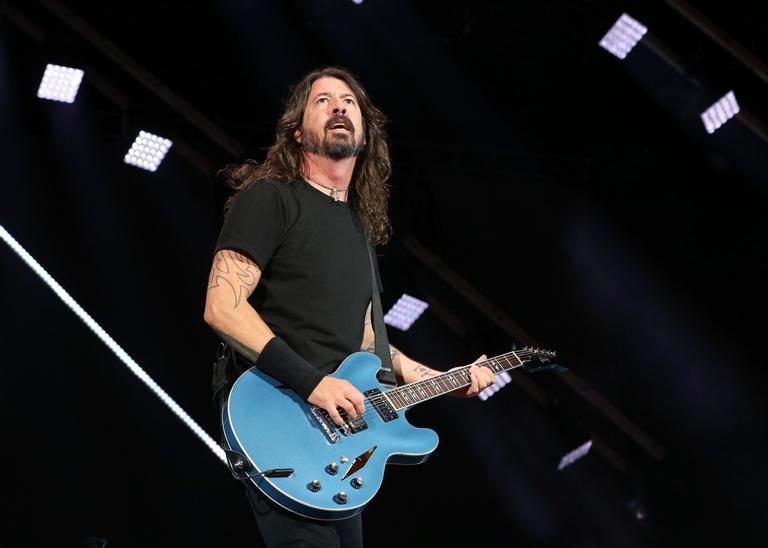Multidão de fãs lota os primeiros shows do Foo Fighters e Queens of the Stone Age