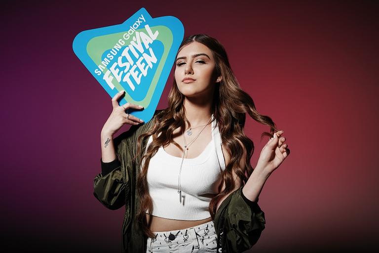 Sofia Oliveira, uma das atrações do Festival Teen, comemora seu sucesso na internet