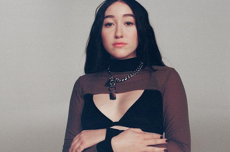 Noah Cyrus, irmã de Miley Cyrus, fala sobre seu novo single We Are… ‘As pessoas estão obcecadas com as redes sociais’, diz