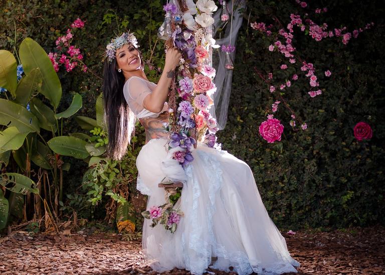 Jenny Miranda, filha de Gretchen, posa para ensaio grávida com a família