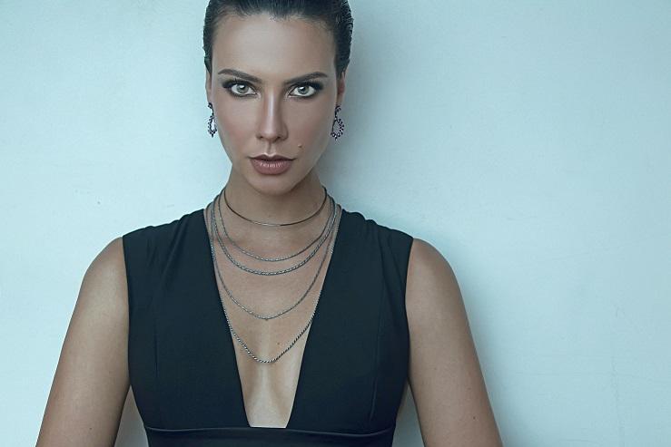 Camila Rodrigues, que estará na próxima novela da Record TV, posa para campanha