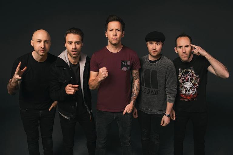 Jeff Stinco, do Simple Plan, fala do amor intenso dos fãs brasileiros pela banda, que virá para o Brasil em maio
