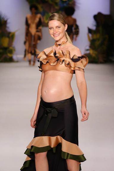 Ana Claudia Michels desfila grávida na SPFW