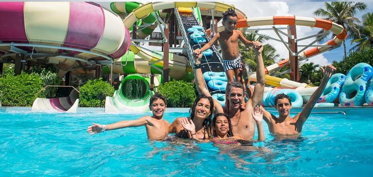 Márcio Garcia comemora aniversário junto com a filha Nina e amigos no Beach Park