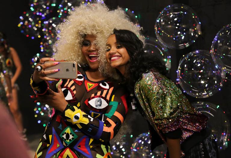 Gaby Amarantos grava clipe de Sou + Eu com participação de Gleici Damasceno