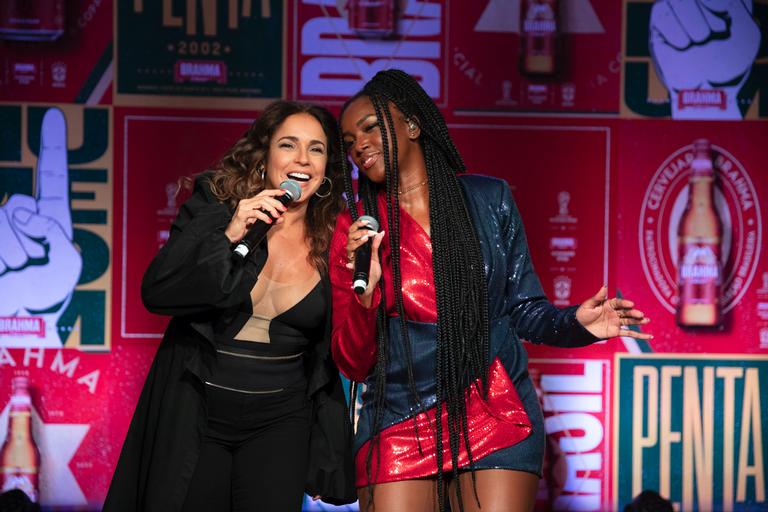 Daniela Mercury e Iza cantam juntas no Museu do Futebol