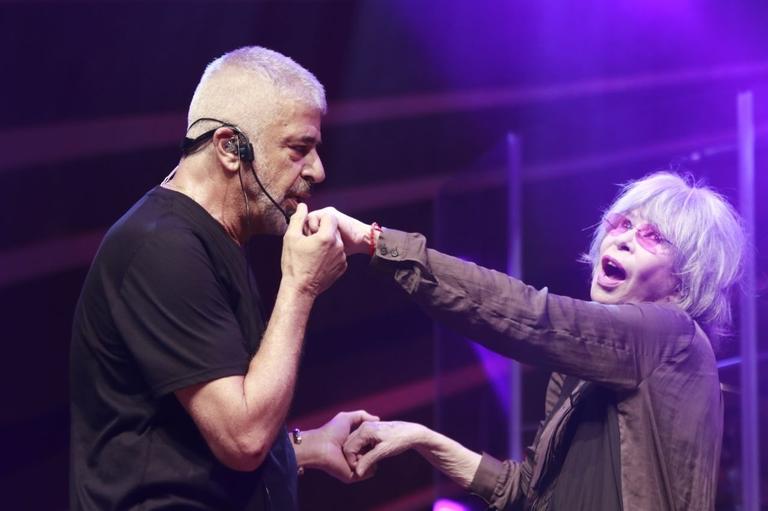 Durante show lotado, Lulu Santos recebe Rita Lee no palco