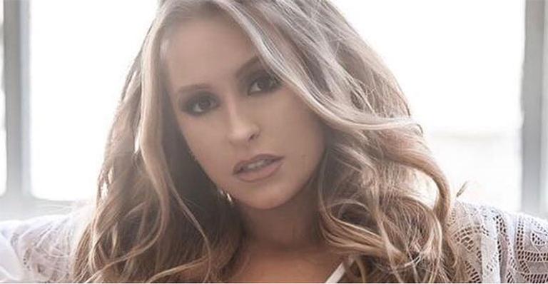 Carla Diaz choca fãs ao aparecer sensualizando em foto ousada só de lingerie