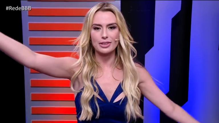 Fernanda Keulla aparece agarradinha com diretor, mas não confirma namoro