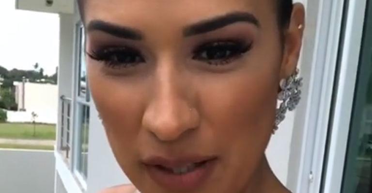 Simone, irmã de Simaria, aposta em decote ousado para prestigiar casamento de amiga