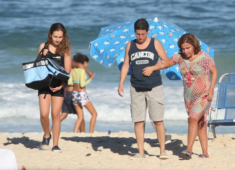 Claudia Rodrigues curte praia de Ipanema no Rio de Janeiro