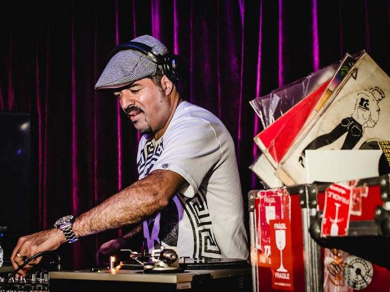 DJ HUM, que comemora 30 anos de carreira, lança seu primeiro álbum solo em CD e vinil