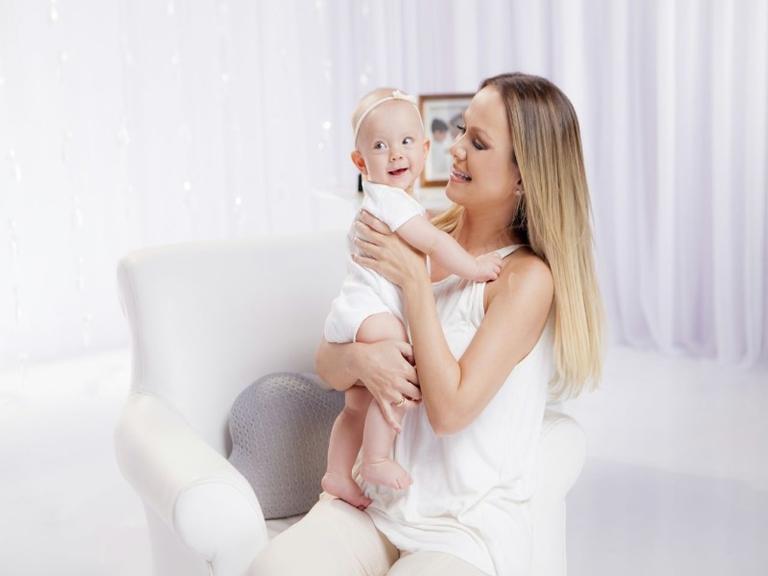 Eliana participa de campanha do SBT e aparece, pela primeira vez, amamentando a filha Manuela