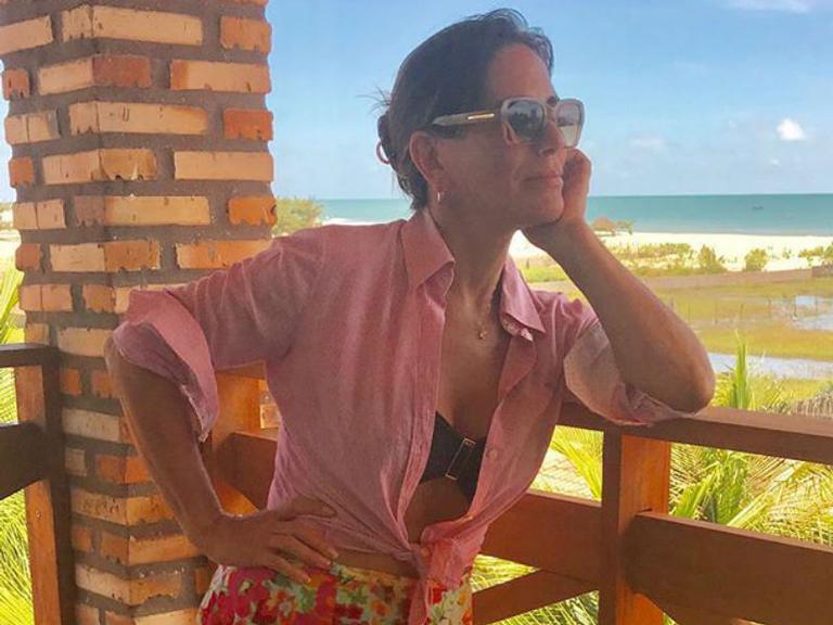 Glória Pires se despede do Piauí após férias com o marido