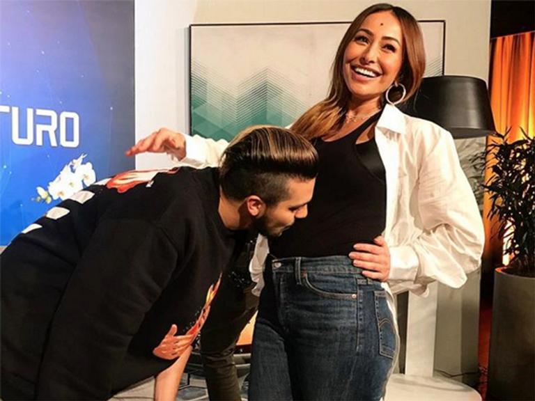 Luan Santana curte a barriguinha de Sabrina Sato em gravação