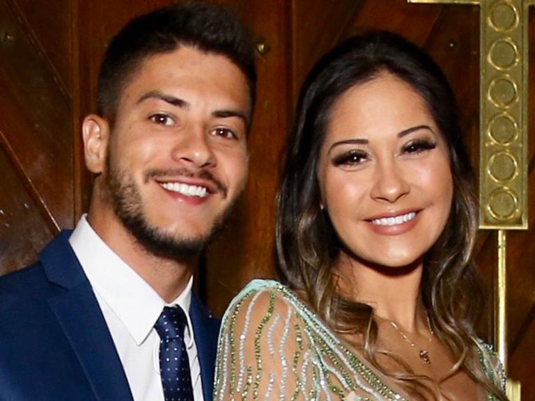 Grávida, Mayra Cardi disfarça a barriguinha com look para casamento de MC Guimê e Lexa