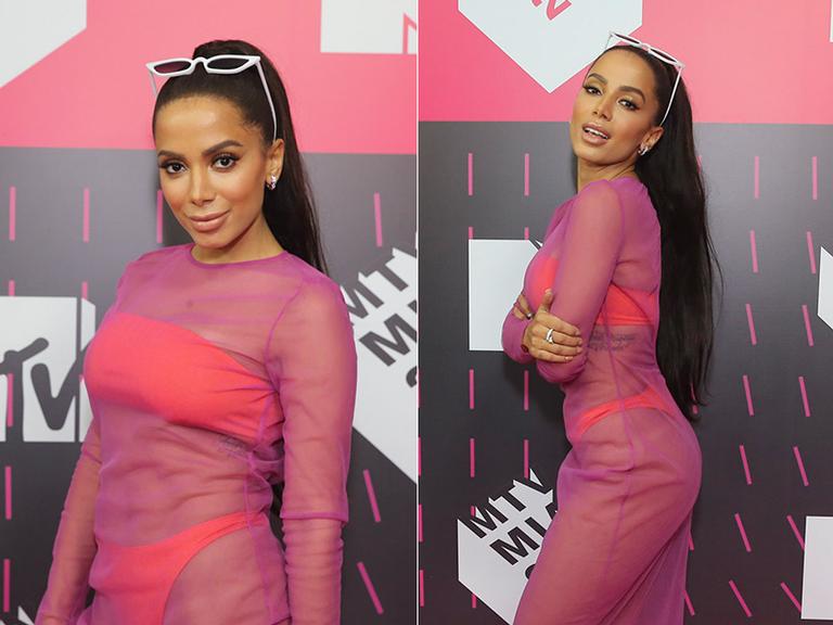 Anitta surge com look ousado em noite de premiação