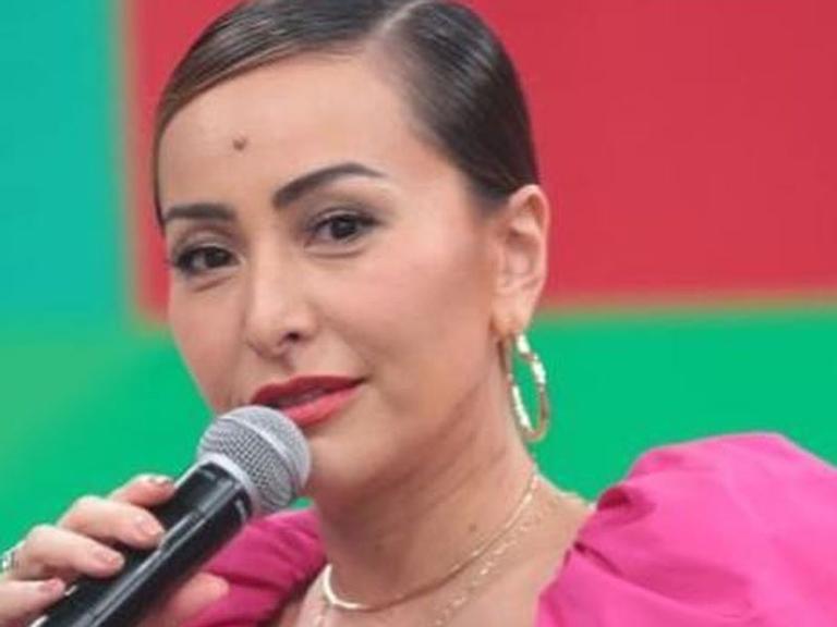 Sabrina Sato exibe barriguinha de três meses durante seu programa na Record TV