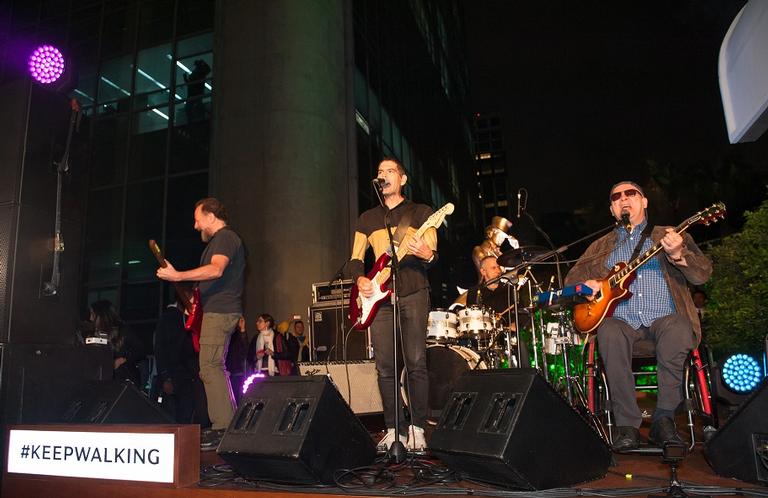 Paralamas do Sucesso e Dado Villa-Lobos fazem show surpresa em São Paulo
