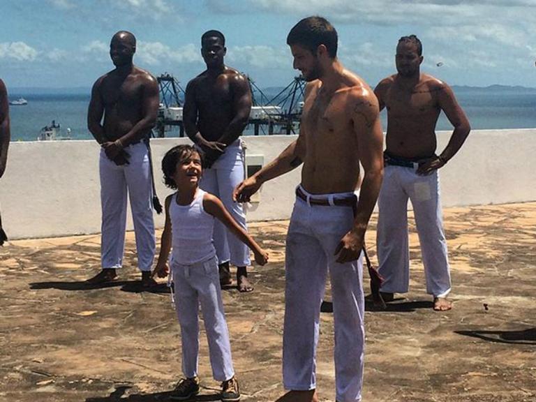 Thales Miranda posa com Chay Suede e se despede de ‘Segundo Sol’