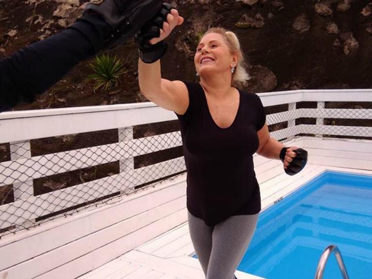 Aos 66 anos, Vera Fischer pratica karatê em sua mansão no Rio de Janeiro