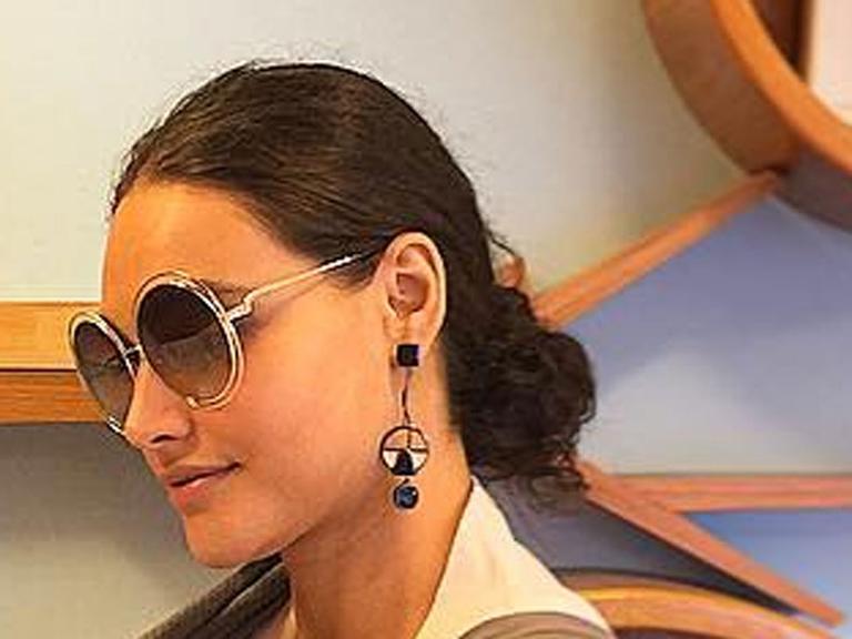 Com Débora Nascimento, José Loreto acompanha Bella na ida ao pediatra