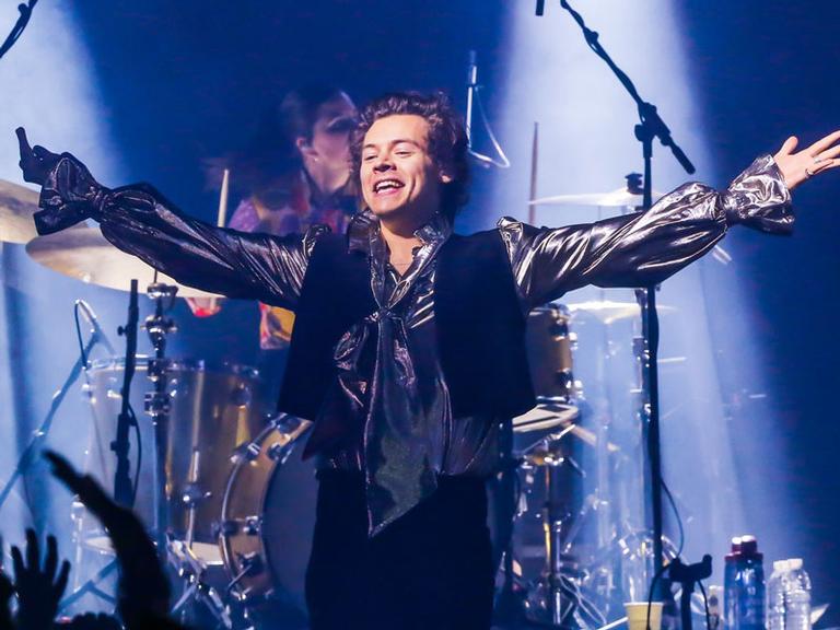 Harry Styles mistura pop e rock em show energético em SP e agradece o apoio de fãs